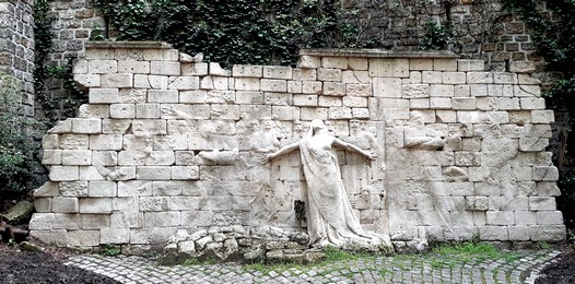 Monument de Paul Moreau-Vauthier, rue Gambetta, à l'extérieur du cimetière du Père Lachaise.